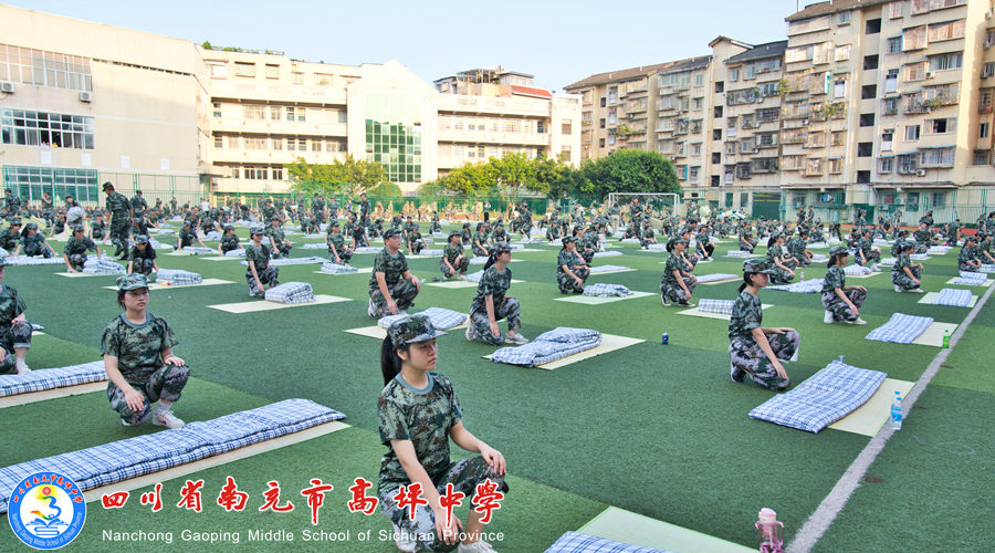 高坪中学举行高2020级新生叠被子大赛-南充市高坪学校